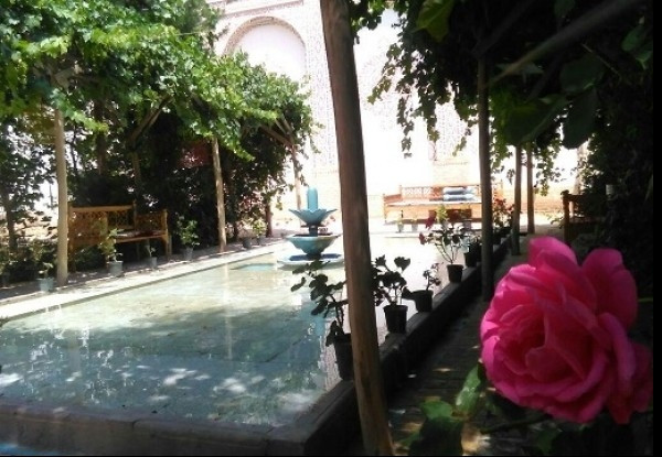 هتل خادمی